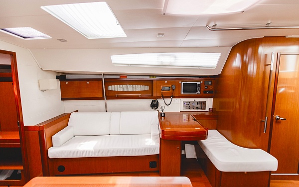 Аренда парусной яхты BENETEAU OCEANIS 50 в Сочи - диван